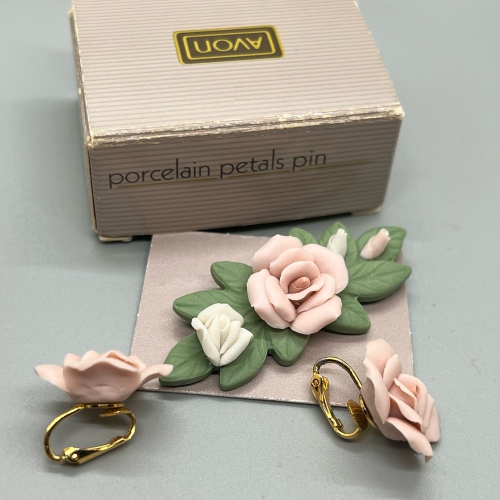 NEW| Avon vintage porcelain earrings and pin set - Picture 6 of 7